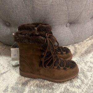 Gap boots size 2; nwt